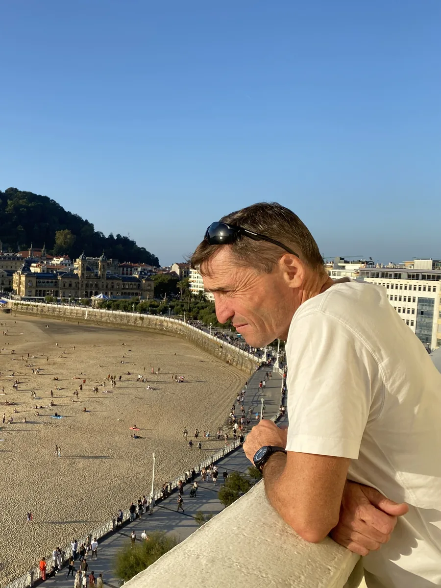 David Perche face à l’océan, sur la côte basque