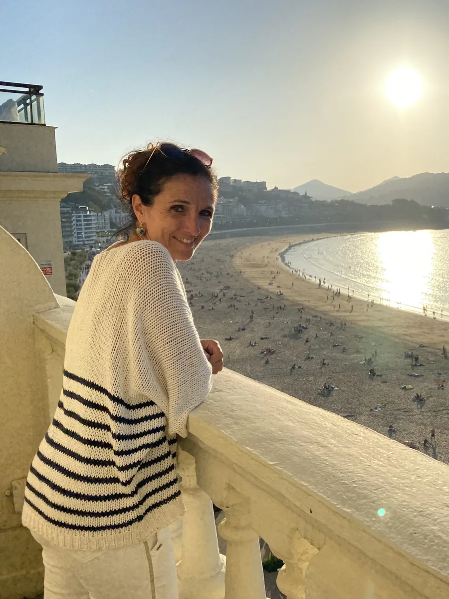 Laure Perche face à l’océan, sur la côte basque